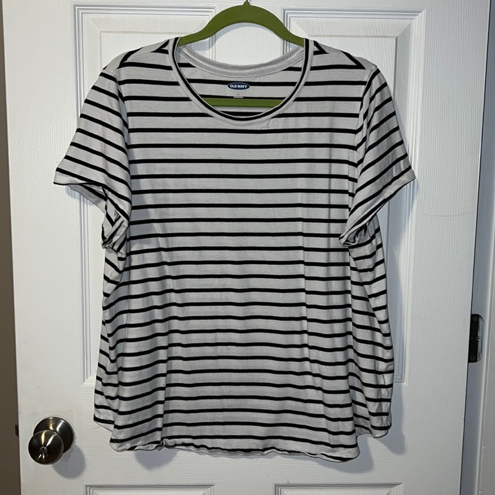 Black and white everyday tee